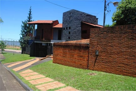 VENDO CASA EN LA COSTANERA DE ENCARNACION CON VISTA AL RIO