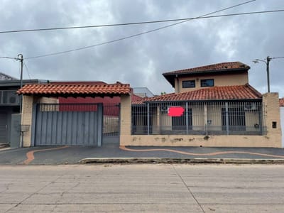 EN VENTA AMPLIA CASA EN VILLA ADELA LUQUE