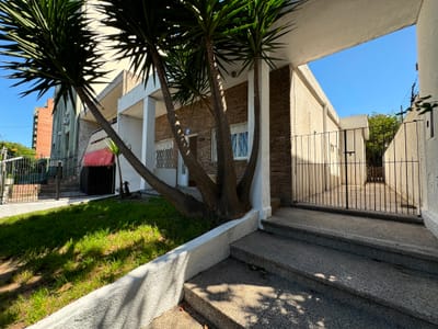 Venta - Casa con 3 Dormitorios, Garage y gran terreno (Alquilada)