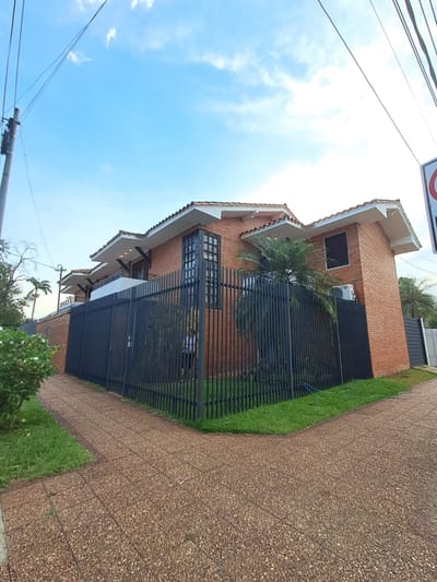 ALQUILER DÚPLEX EN ESQUINA CON QUINCHO – ZONA CASA RICA LOS LAURELES