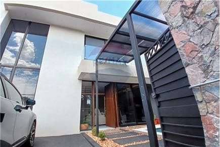 Vendo casa en esquina de 3 habitaciones en Lambaré zona Municipalidad 