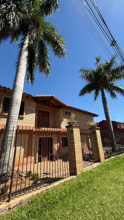 VENDO CASA DE DOS PLANTAS EN LA CIUDAD DE LAMBARE 
