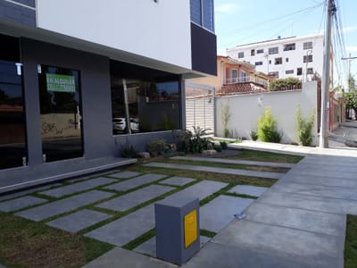 TIENDA COMERCIAL ALQUILER 300 $US SOBRE AVENIDA CHIQUICOLLO
