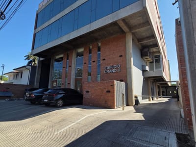 ALQUILO OFICINA CORPORATIVA EN EL EDIF. URANO II BO. MCAL. LOPEZ
