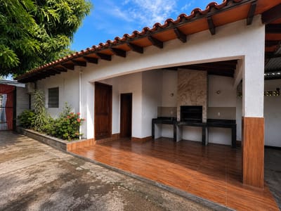 Casa con Salon Comercial en zona estrategica Luque - Laurelty