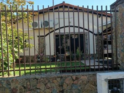 VENDO HERMOSA CASA SOBRE ASFALTO EN LAMBARÉ