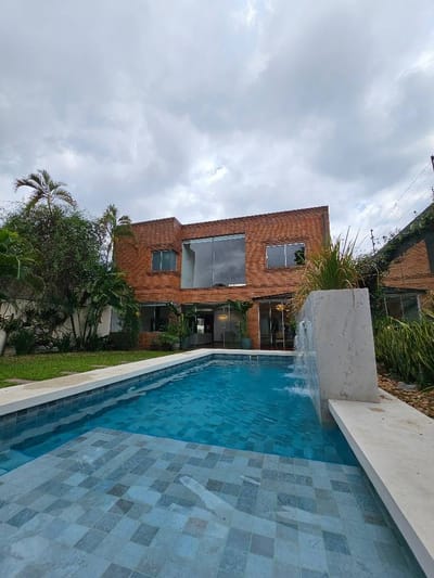 Alquilo casa / residencia en barrio Herrera