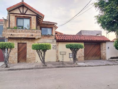 EN VENTA, ZONA ESTE, CASA DE 4 HABITACIONES MAS 1 DPTO. DE 3 DORMITORIOS
