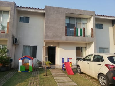 Hermosa y amplia Casa en Venta ubicada en la AV. ALEMANA ENTRE 7MO Y 8VO anillo