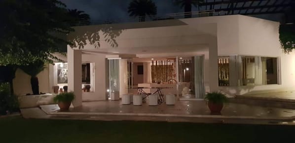 EN VENTA RESIDENCIA LUJOSA EN EL BARRIO MBURUCUYA 