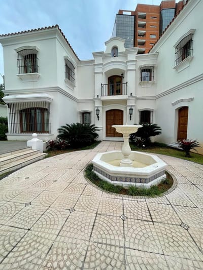EN ALQUILER- Lujosa casa de 4 dormitorios en suite en Barrio Las Mercedes