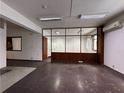 Gran oficina en Ciudad Vieja con depósito y plazas de garaje