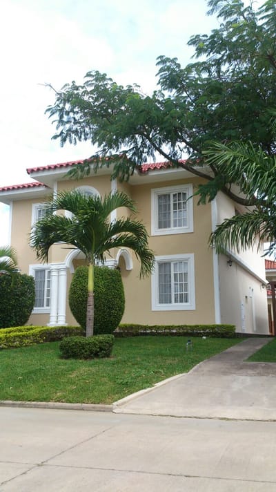 VENDO HERMOSA CASA EN JARDINES DEL URUBO