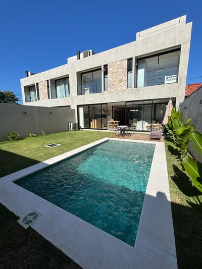 20.000.000 gs -  Casa de 3 Niveles - BARRIO MBURUCUYA
