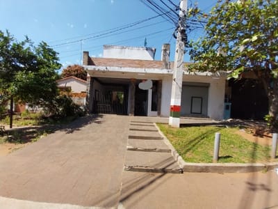 VENDO CASA CON SALÓN COMERCIAL EN AREGUÁ