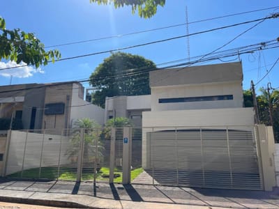 AMPLIA RESIDENCIA CON 5 SUITES A PASOS DEL SHOPPING DEL SOL