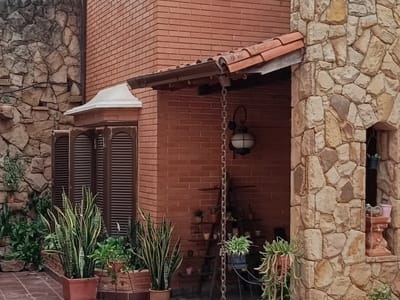 VENDO IMPONENTE PROPIEDAD CON CASA, DEPARTAMENTOS Y SALONES COMERCIALES