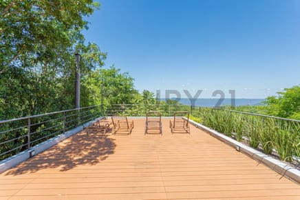 RESIDENCIA  CON VISTA AL LAGO YPACARAÍ