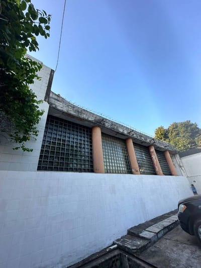 En Venta Deposito con oficinas en Sajonia, sobre la Avda Carlos Antonio Lopez