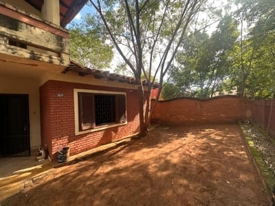 VENDO CASA A REFRACCIONAR CON AMPLIO TERRENO EN LOS LAURELES