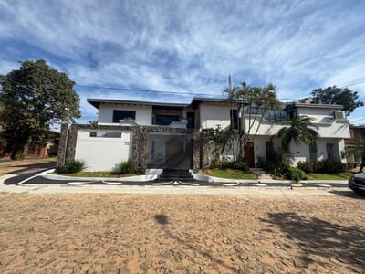 ALQUILER DE CASA EN ESQUINA, BARRIO MBURUCUYA