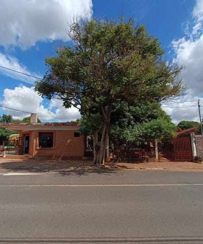 Terreno en esquina con salones comerciales en zona estratégica de Capiatá