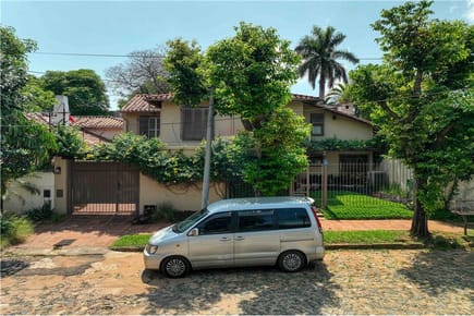 Residencia en Mburucuya, zona residencial