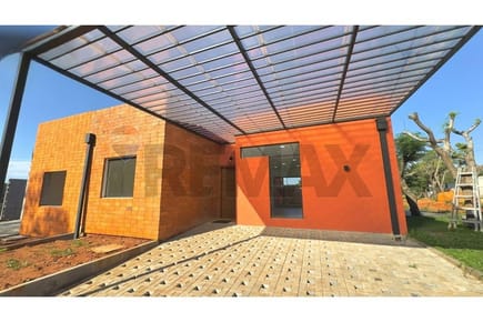 CASA EN BARRIO MIRAFLORES EN LUQUE