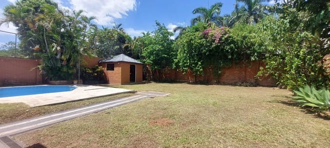 EN VENTA RESIDENCIA DE GRAN DIMENSION EN BARRIO MARISCAL -ASUNCION