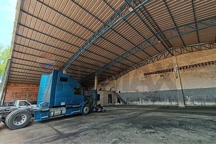 Tinglado con salón comercial en venta - Itauguá