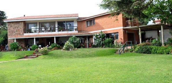 CALIDA Y CONFORTABLE CASA EN ZONA DE PLAYA MANSA , AMPLIO JARDIN CON PISCINA Y PARRILLERO