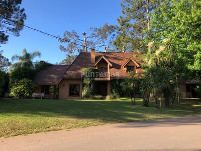 CASA A LA VENTA UBICADA A POCAS CUADRAS DE PLAYA BRAVA PUNTA DEL ESTE