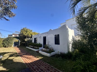 CASA DE 3 DORMITORIOS + DEPENDENCIA EN ALQUILER EN EL CORAZON DE LA BARRA
