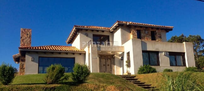 ALQUILER DE CASA EN PUNTA DEL ESTE, LA BARRA 4 DORMITORIOS 3 BAÑOS MÁS SERVICIO