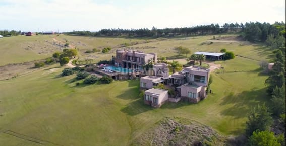 Excepcional chacra 20 hectáreas con casa principal, lago, cancha de futbol, pileta y casa de caseros.