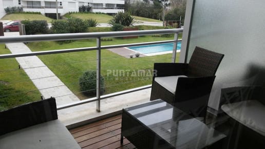 APARTAMENTO DE UN DORMITORIO, EN ZONA DE PLAYA BRAVA  PASOS DEL MAR, CUENTA CON TERRAZA LAVADERO Y PARRILLERO PROPIO