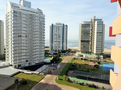 MUY LINDO APARTAMENTO , PISO ALTO CON VISTA LATERAL HACIA PLAYA BRAVA, LIVING COMEDOR CON ACCESO A TERRAZA AMPLIA Y LUMINOSA.