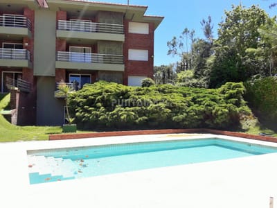 APARTAMENTO EN ALQUILER CERCA DE PLAYA BRAVA, DOS DORMITORIOS, TERRAZA COMODA CON PARRILLERO PROPIO, PISCINA DE USO COMUN , COCHERA Y PORTERIA.