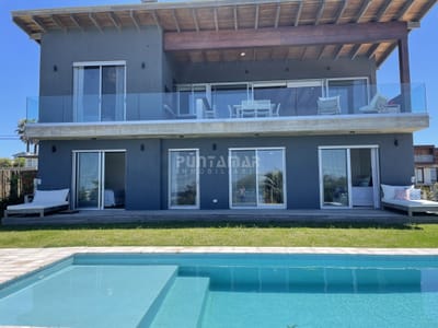 VENTA DE ESPECTACULAR CASA CON PISCINA Y VISTA AL MAR EN EL CHORRO