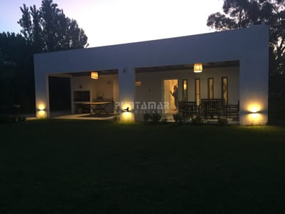MODERNA CASA EN VENTA EN EL CHORRO A METROS DEL MAR