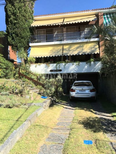 COMODA CASA DE 3 PLANTAS EN LA MANSA