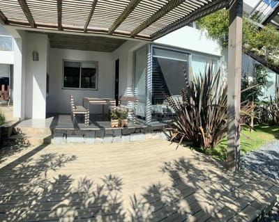 DUPLEX DE 3 DORMITORIOS EN MANANTIALES CON PARRILLERO PROPIO