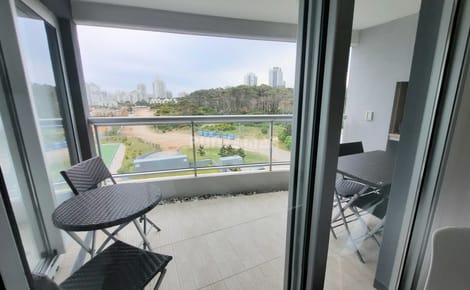 DEPARTAMENTO DE 2 DORMITORIOS CON DEPENDENCIA EN EDIFICIO DE CATEGORIA