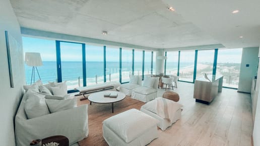 VENTA IMPACTANTE APARTAMENTO 2 DORMITORIOS EN EDIFICIO SURFSIDE