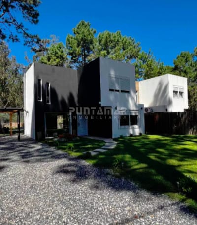 ALQUILER DE CASA EN PDA. 32 MANSA DE 3 DORMIS Y PISCINA CLIMATIZADA