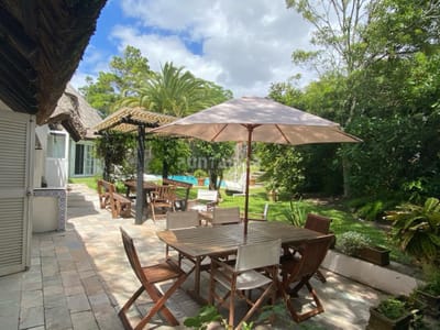 HERMOSA CASA DE 4 DORMITORIOS Y PISCINA A 300 METROS DEL MAR