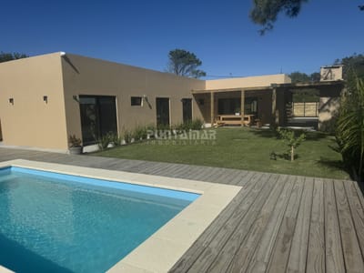 Casa moderna, piscina climatizada a pasos del mar