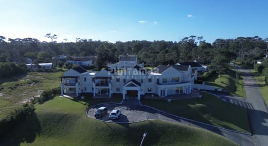 EXCLUSIVA MANSIÓN FRENTE AL MAR. Residencia de categoría con casa de huéspedes y de caseros frente a playa mansa.