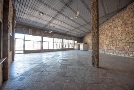 Alquilo salón comercial + depósito sobre ex ruta 1
