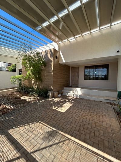 EN VENTA HERMOSA PROPIEDAD EN EL BARRIO MBURUKUYA